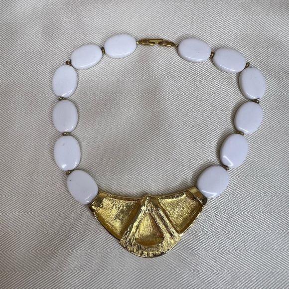 NAPIER Vintage White Lucite and Gold Tone Mid-Century Modern Choker Necklace - Picture 5 of 7